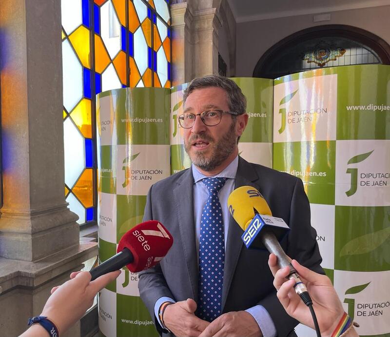 Contreras al PSOE: “Con su voto están aceptando que 28 municipios de la provincia se queden sin autobuses” 