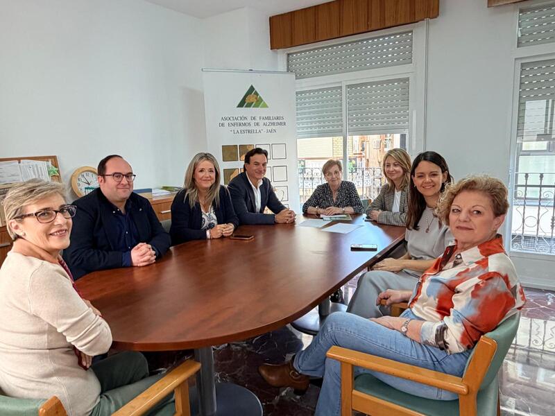 Elena González reafirma junto a la Asociación “La Estrella” el compromiso de Juanma Moreno con la atención a las personas con Alzheimer